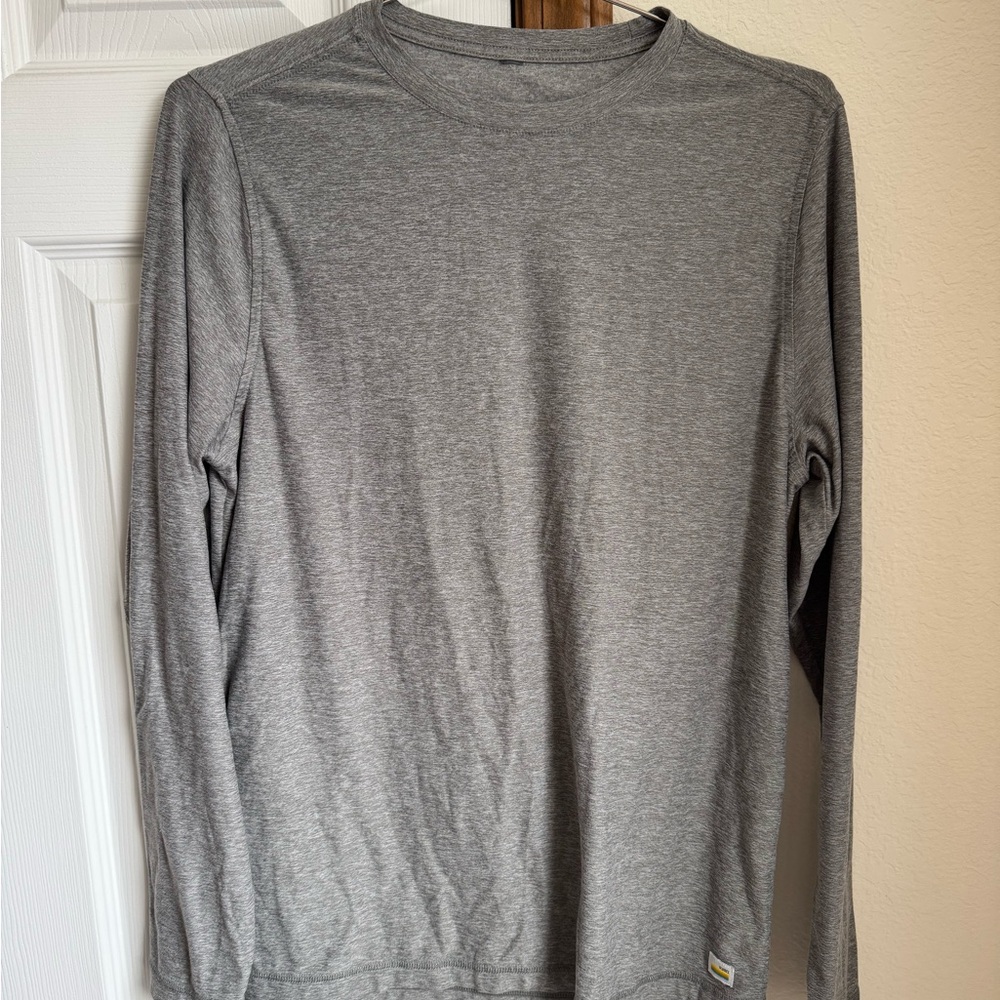 Vuori Long Sleeve Crewneck Tee in Heather Gray